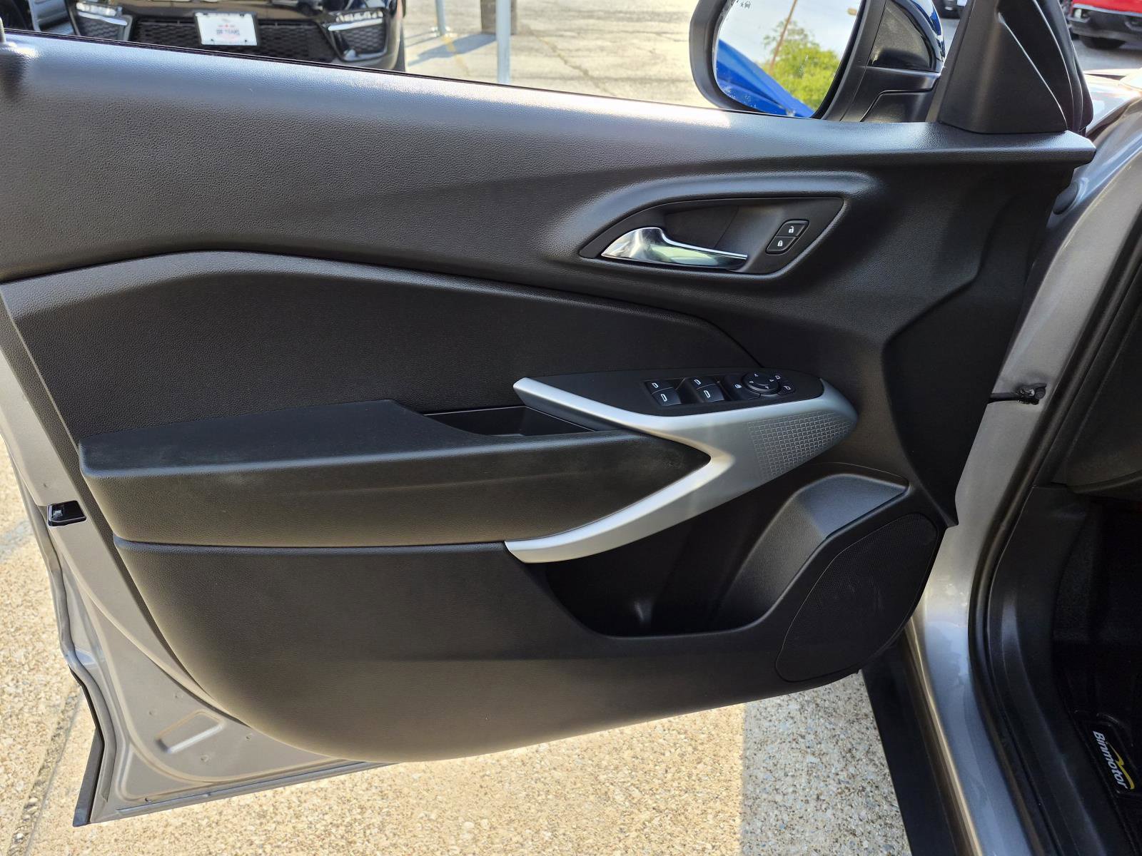 Used 2025 Chevrolet Trax RS w/ Driver Confidence Package FWD image 19