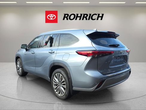 Used 2021 Toyota Highlander Platinum image 3