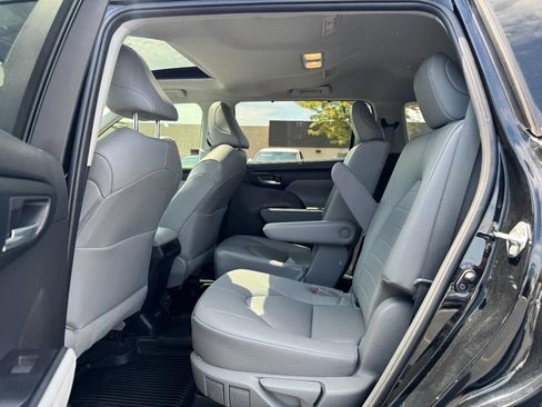 Used 2023 Toyota Highlander XLE AWD/4WD image 10