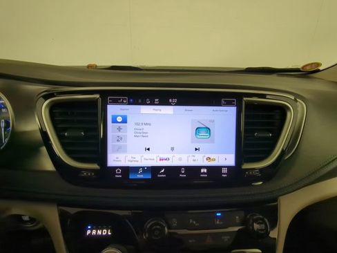 Used 2021 Chrysler Pacifica Touring-L image 21