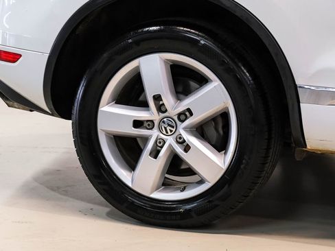 Used 2014 Volkswagen Touareg Sport image 52