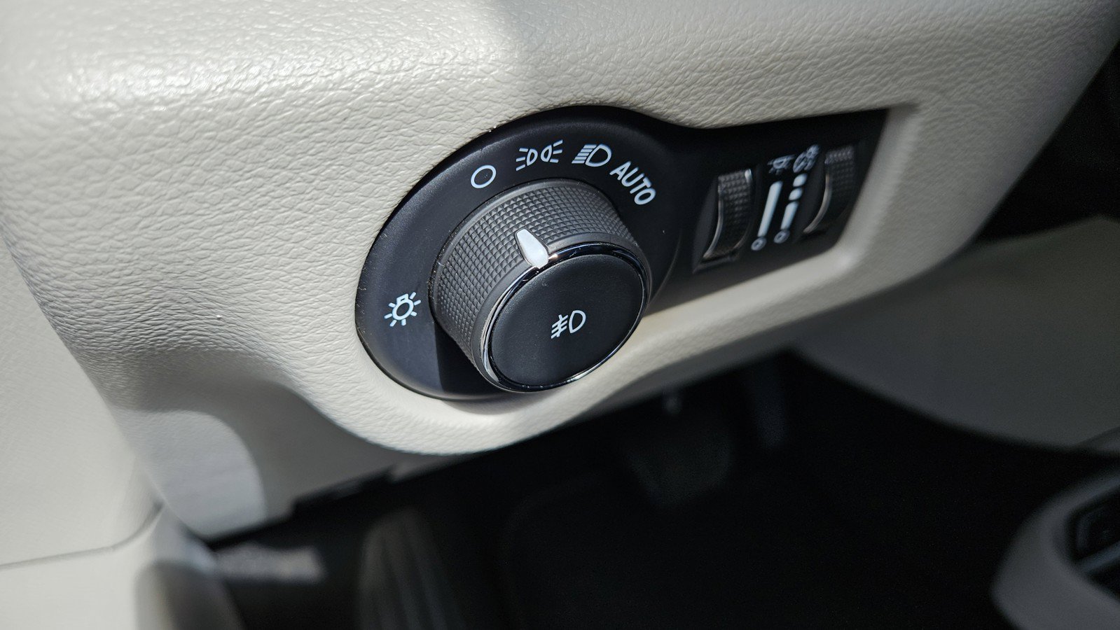 Used 2024 Chrysler Pacifica Touring-L FWD image 17