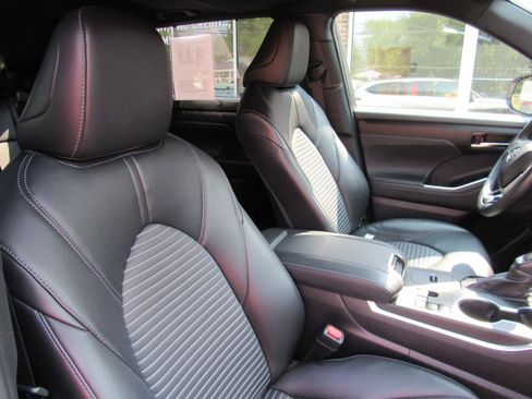 Used 2024 Toyota Highlander XSE FWD image 33