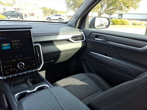 Used 2025 GMC Acadia Elevation image 13