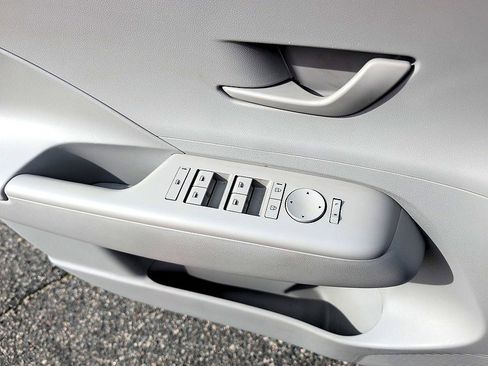 Used 2025 Hyundai Kona SEL image 17