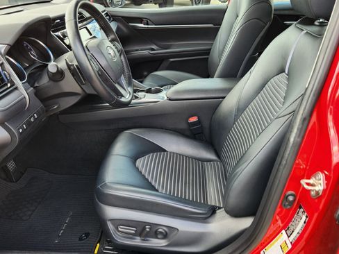 Used 2019 Toyota Camry SE image 4