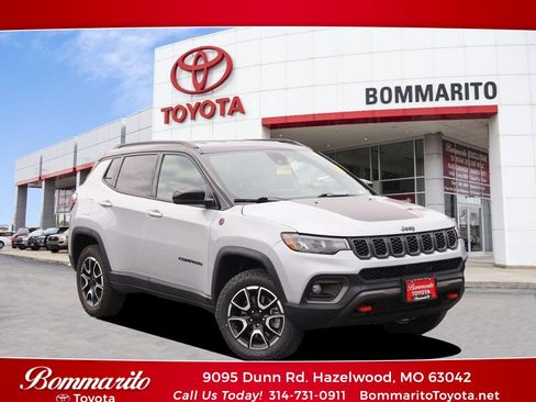 Used 2024 Jeep Compass Trailhawk AWD/4WD image 1