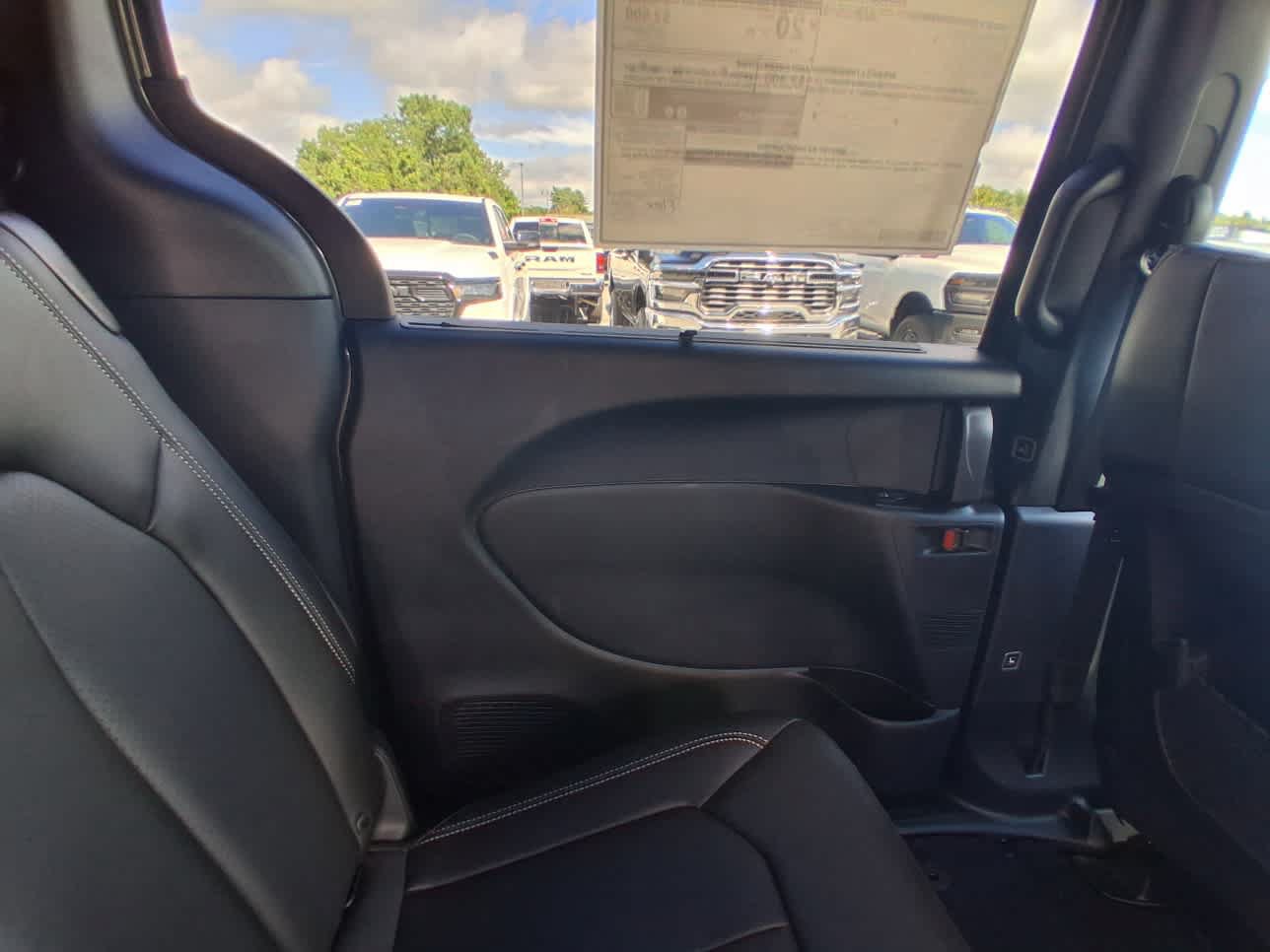 New 2027 Chrysler Pacifica Select AWD/4WD image 12