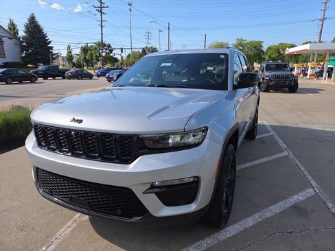 Certified 2024 Jeep Grand Cherokee Limited w/ Luxury Tech Group II AWD/4WD image 6