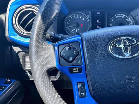 Used 2017 Toyota Tacoma TRD Sport w/ Premium & Technology Package AWD/4WD image 18