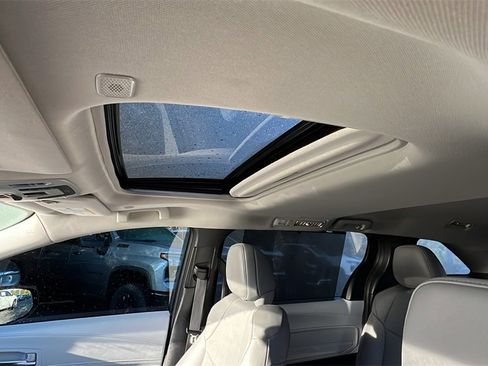 Used 2025 Toyota Sienna XLE image 15