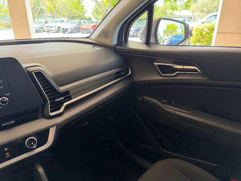 Used 2025 Kia Sportage LX FWD image 30
