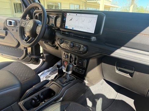 Used 2026 Jeep Gladiator Mojave AWD/4WD image 11