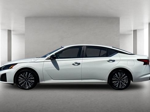 Used 2025 Nissan Altima 2.5 SV FWD image 7