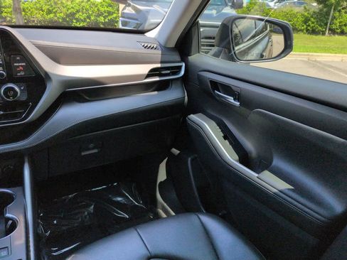Used 2021 Toyota Highlander XLE FWD image 17