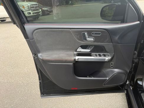 Used 2021 Mercedes-Benz GLB 250 4MATIC image 11