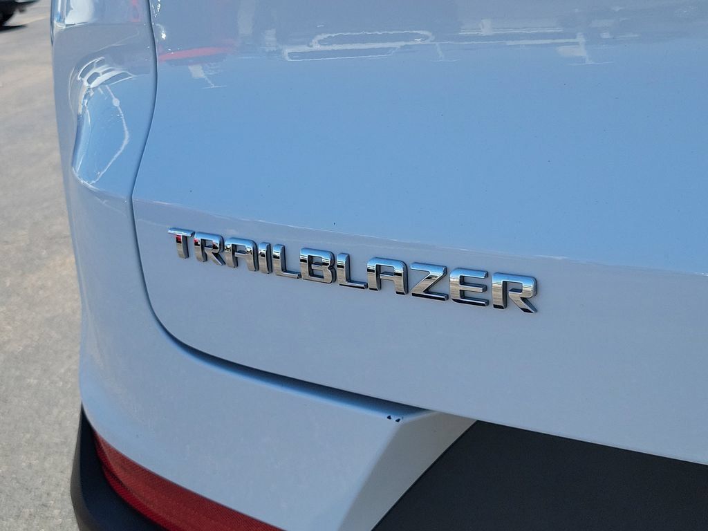 Used 2025 Chevrolet TrailBlazer LT FWD image 9