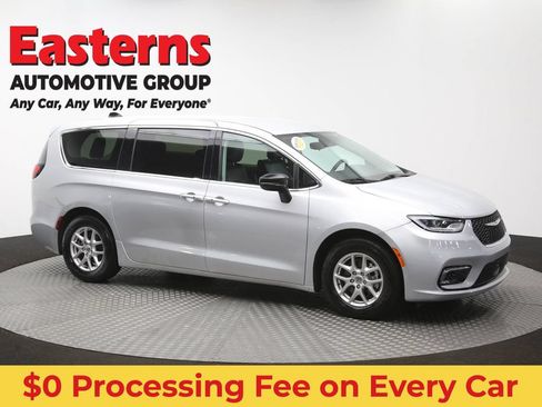 Used 2024 Chrysler Pacifica Touring-L FWD image 49