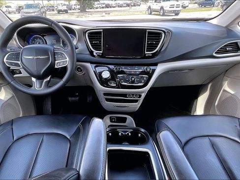 Certified 2024 Chrysler Pacifica Touring-L FWD image 7