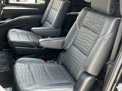 Used 2025 Cadillac Escalade ESV V AWD/4WD image 20
