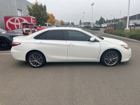 Used 2015 Toyota Camry SE image 4
