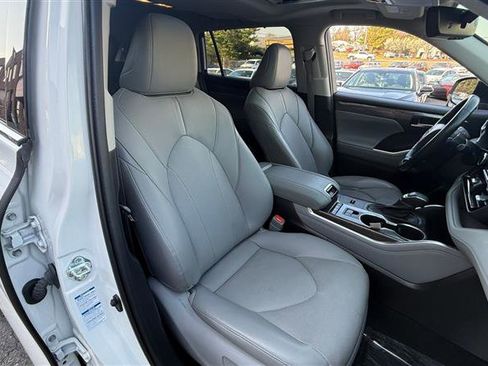 Used 2021 Toyota Highlander Limited image 11