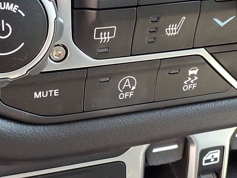 Used 2025 Jeep Wrangler Unlimited Sahara w/ Safety Group AWD/4WD image 22