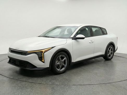 Used 2025 Kia K4 FWD image 3