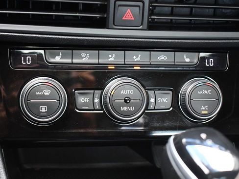 Used 2022 Volkswagen Jetta SE w/ Panoramic Sunroof Package image 37