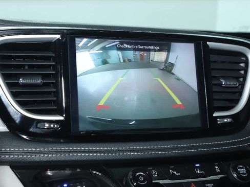 Used 2023 Chrysler Pacifica Touring-L image 29