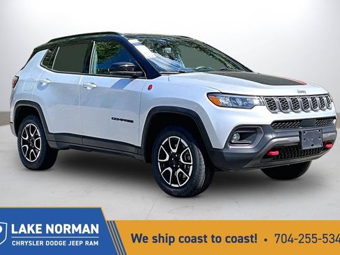 Used 2024 Jeep Compass Trailhawk AWD/4WD image 1