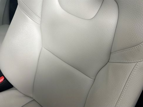 Used 2023 Volvo XC60 B5 Plus FWD image 19