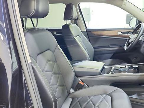 Used 2025 Volkswagen Atlas SE FWD image 26