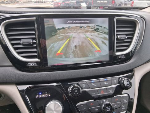 Used 2024 Chrysler Pacifica Touring-L image 11