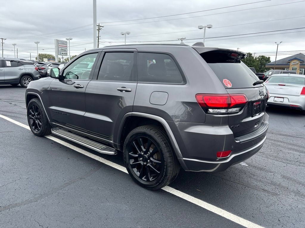 Used 2018 Jeep Grand Cherokee Altitude AWD/4WD image 3