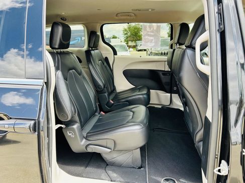 Used 2023 Chrysler Pacifica Touring-L FWD image 30
