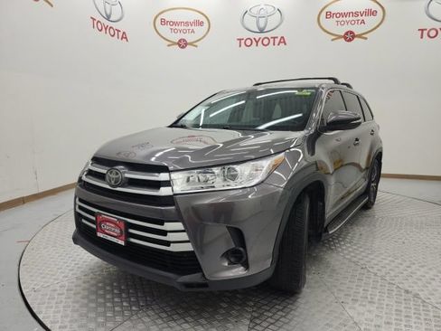 Used 2019 Toyota Highlander LE FWD image 2