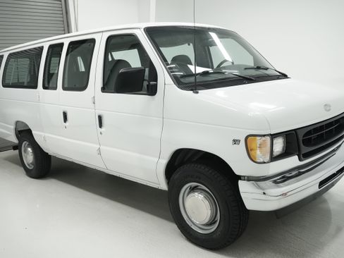 Used 2002 Ford E-350 and Econoline 350 XL image 3