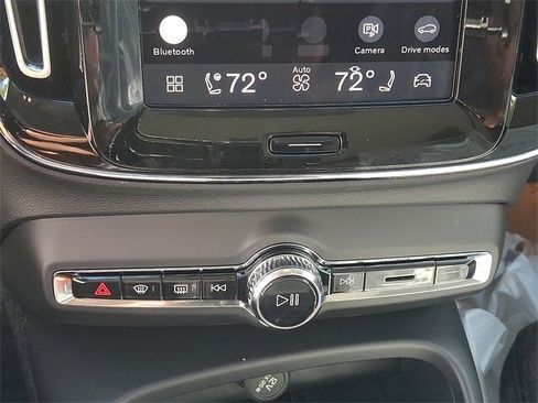 New 2026 Volvo XC40 B5 Ultra w/ Protection Package Premier image 9