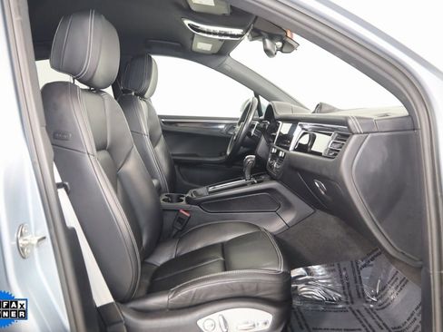 Used 2022 Porsche Macan image 12