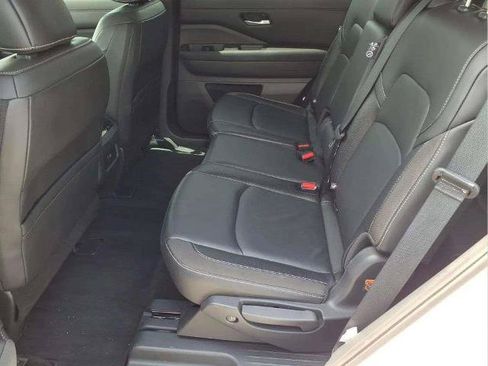 Certified 2025 Nissan Pathfinder SL FWD image 13