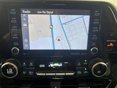 Used 2021 Toyota Highlander XLE FWD image 15