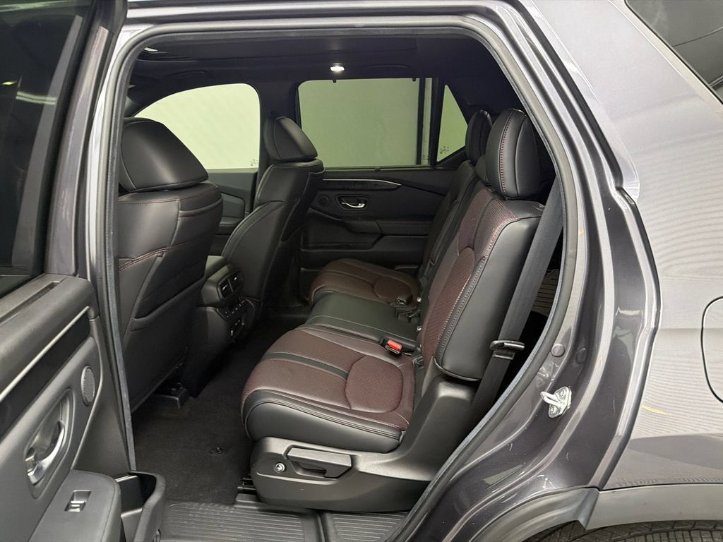 Used 2025 Honda Pilot Black Edition image 23