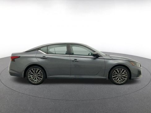 Used 2025 Nissan Altima 2.5 SV FWD image 10