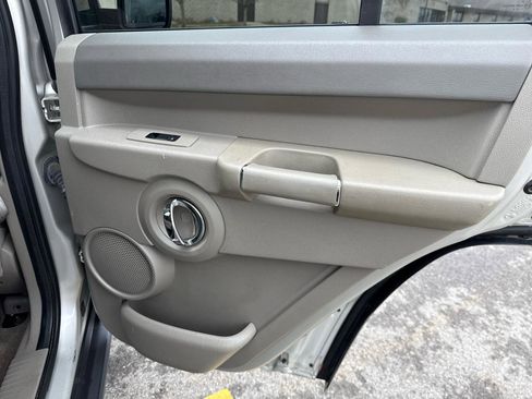 Used 2009 Jeep Commander Sport image 17