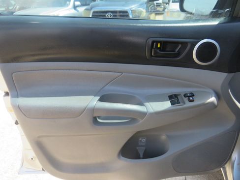 Used 2011 Toyota Tacoma PreRunner image 9