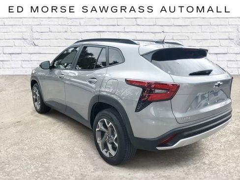 Certified 2025 Chevrolet Trax LT w/ Driver Confidence Package image 2