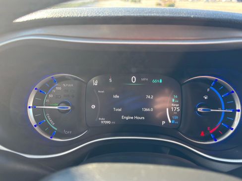 Used 2021 Chrysler Pacifica Touring-L FWD image 21