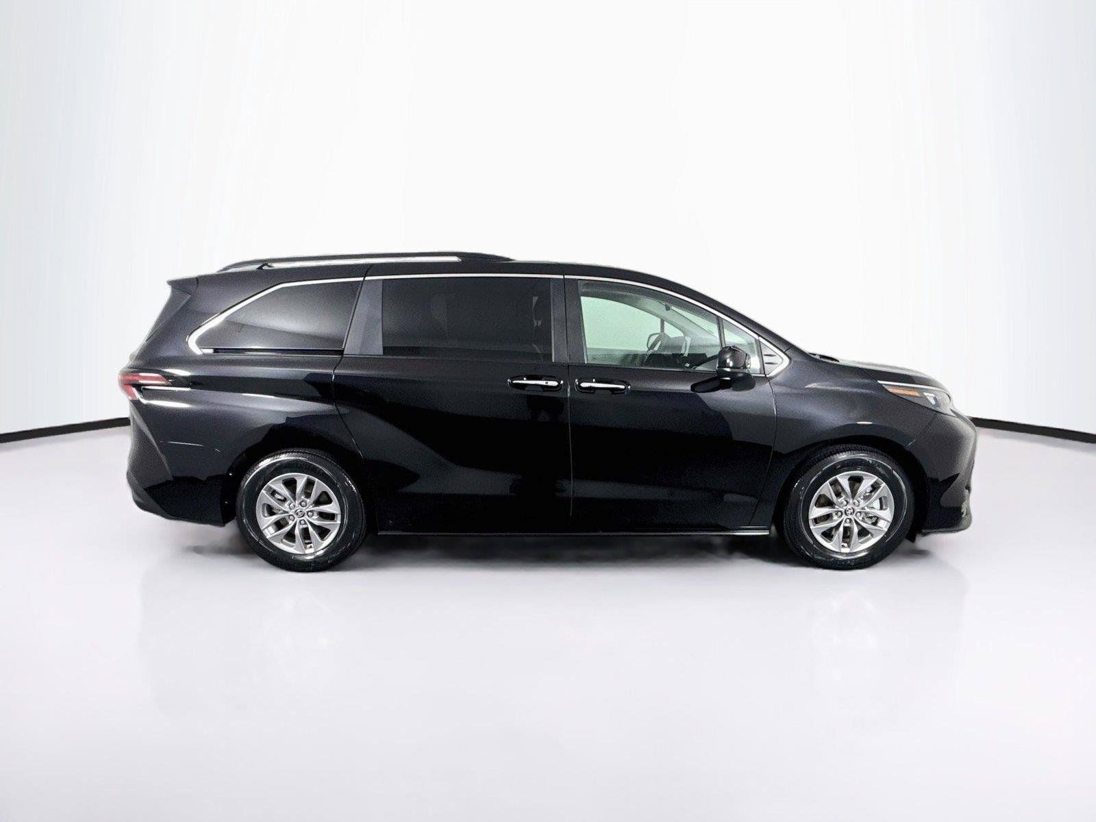Certified 2026 Toyota Sienna XLE FWD image 11