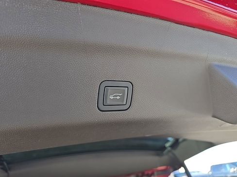 Used 2024 Chevrolet Suburban LT w/ Luxury Package image 8